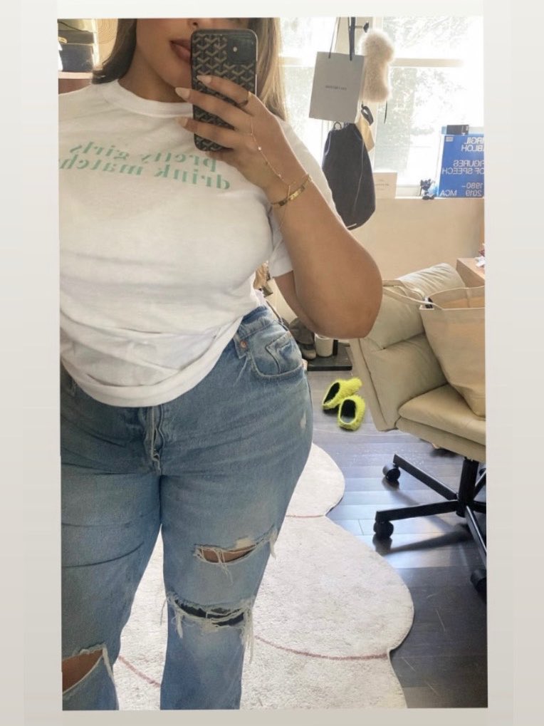LuvCrysSmith's tweet photo. pretty girls drink matcha tees ☕️ https://t.co/W1wKVozHIh