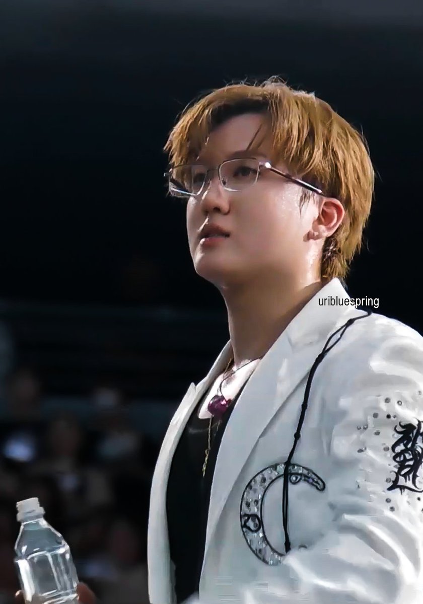 uribluespring's tweet photo. bless whoever decided to put changbin in these glasses https://t.co/KiWMOzE7Wl