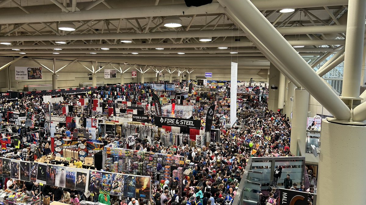 F1tziee's tweet photo. Fan expo :) #Fantography https://t.co/srnYnkfmPA