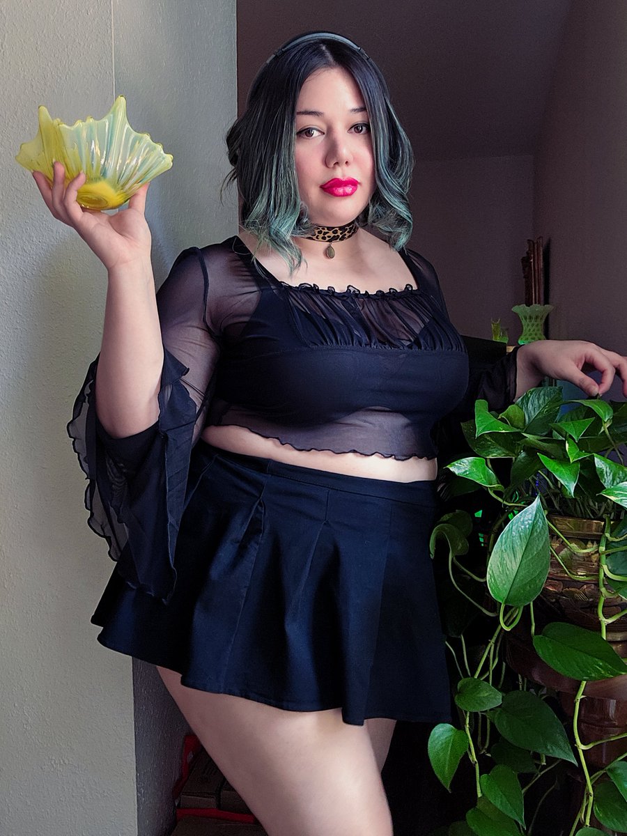CouchQueenie's tweet photo. pre-gaming spooky season 🧡 https://t.co/4T49IUOrEr