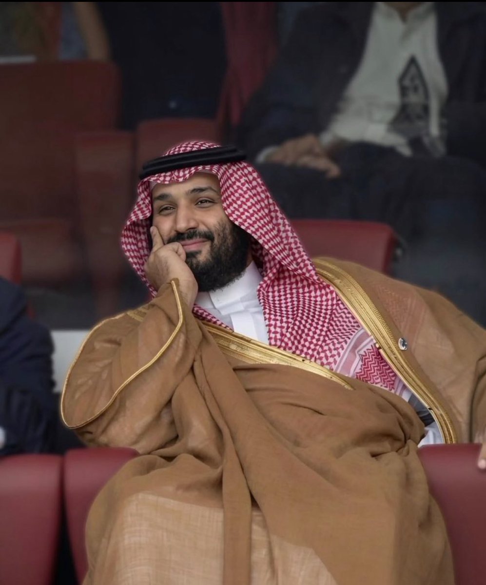DrSafug's tweet photo. في ميلاد محمد بن سلمان 🇸🇦، هو يكبر عاماً فتكبر معه أحلام وطنٍ تعلم على يديه أن الطموح لا سقف له، هو ممن لا تقاس أعمارهم في سيرتهم بعدد السنين، بل بمقدار ما اختصروه من المسافات لأوطانهم.
كل عام وأنت يا سمو الأمير في عز يليق بك، وبين شعبٍ يرى فيك قائداً راهن على وطنه، فراهن الوطن عليه وربح الرهان.