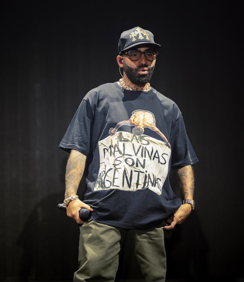 fedeebongiorno's tweet photo. 🇦🇷 Arcángel usó una remera de las Malvinas en uno de su shows en el Movistar Arena https://t.co/yeY6E7mzop