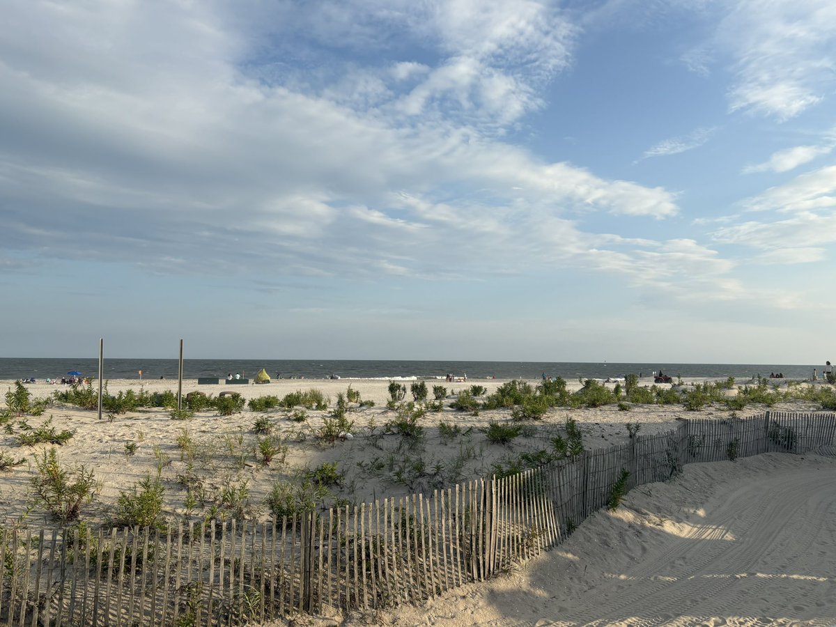 Vorabaee's tweet photo. Beach yayz I barely see the beach bc I live in the city 😞😞😞 https://t.co/vdeVfQvClI