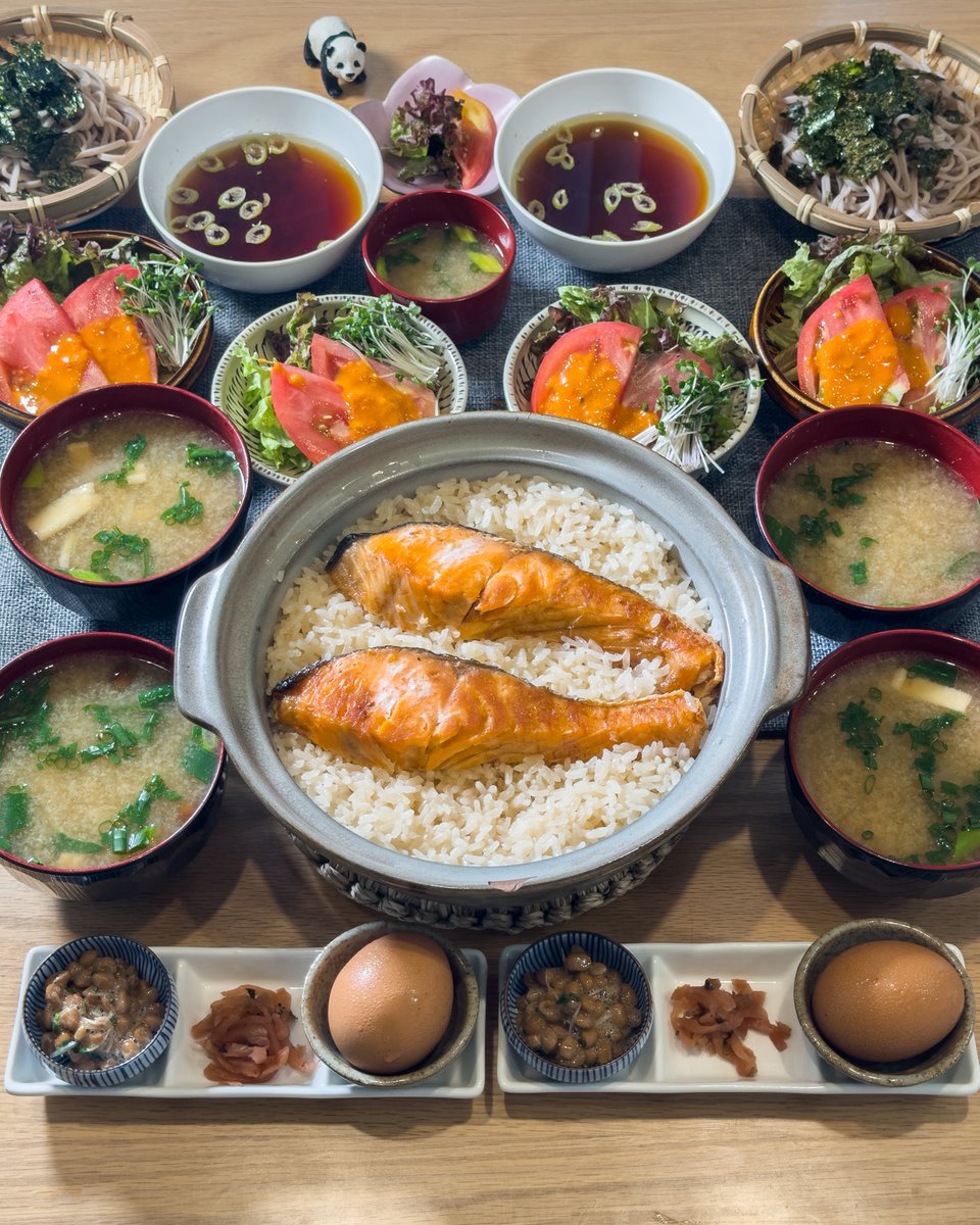 tsm_ppnd's tweet photo. 月曜の朝ごはんは焼き鮭の炊き込みご飯
半分もち米なのでもっちり美味しいです😋 https://t.co/eHKqhJJReD