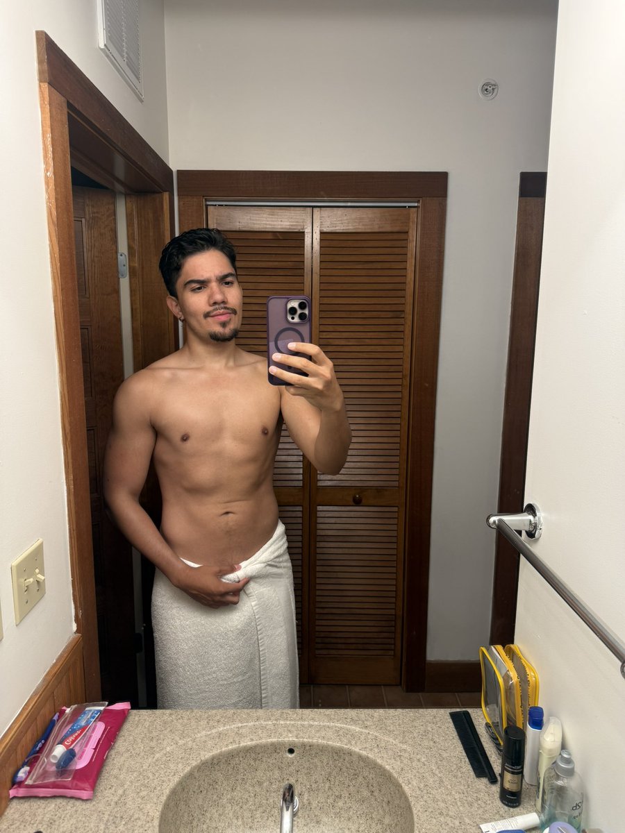 lerochelle95's tweet photo. Hope everyone had a great Sunday! 

Instagram: https://t.co/y8dERntx1o 

#gaymen #mexicanboy #pielmorena https://t.co/orB7dtrLfN