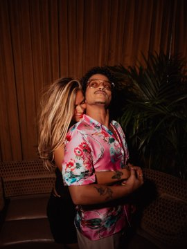 acervokarolg's tweet photo. Karol G y Bruno Mars fueron captados saliendo juntos de un hotel después de confirmar oficialmente su relación, según TMZ https://t.co/1UugdQZuPY