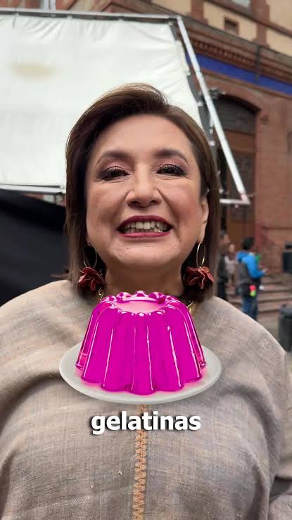NicolasFlo12025's tweet photo. Los chairos "estudiosos" de la Constitución, cuando se recuerda el pasado de la "Pantera Rosa" @MarinadelPilar , dicen que no hay ley que impida ser gobernador por ese "noble oficio". Pero a los 9endejos ofendía que la Ing. @XochitlGalvez dijese que vendía gelatinas de chavilla. https://t.co/BzFRLjEs0K