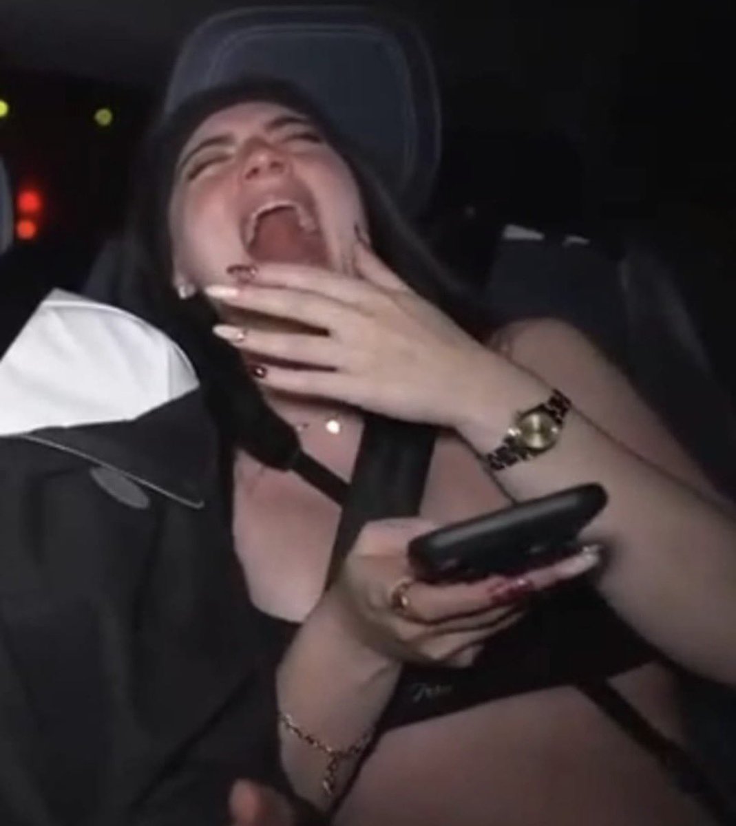 Scoobynew1's tweet photo. De verdad creyeron que iban hacer stream, con una fiesta de por medio, una amiga nueva de maggie y ellos que tienen delirios de artistas. https://t.co/3ii4yxe70l
