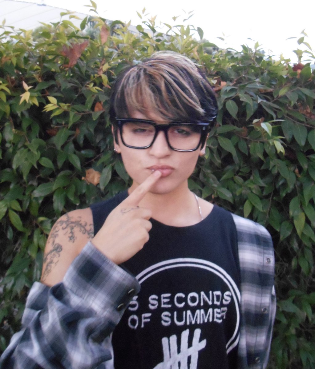 yuyurora's tweet photo. unintentional calum hood cosplay at the 5sos concert https://t.co/aqsXF9fukH