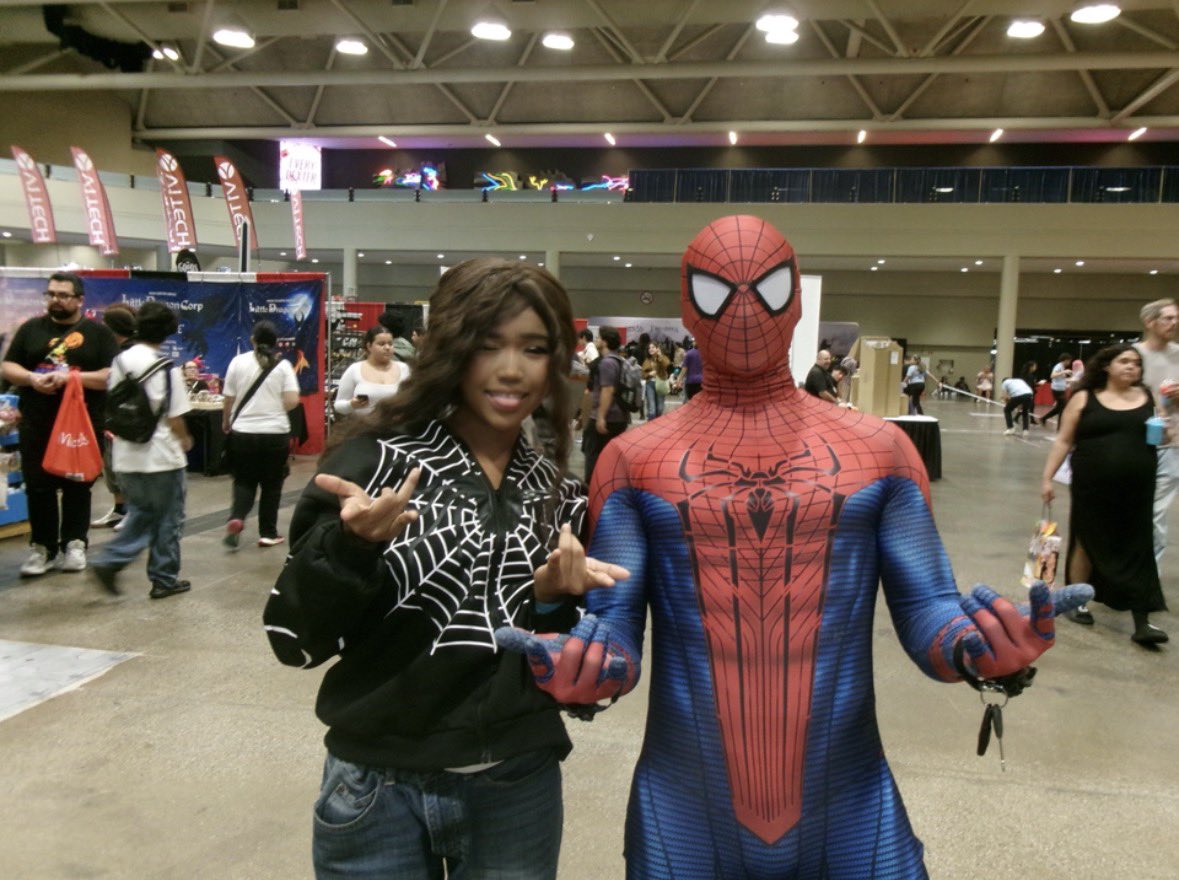 notrlyhungry's tweet photo. fanexpo sosososoo fun. #blasian #spiderman https://t.co/Gbbsra3QjZ