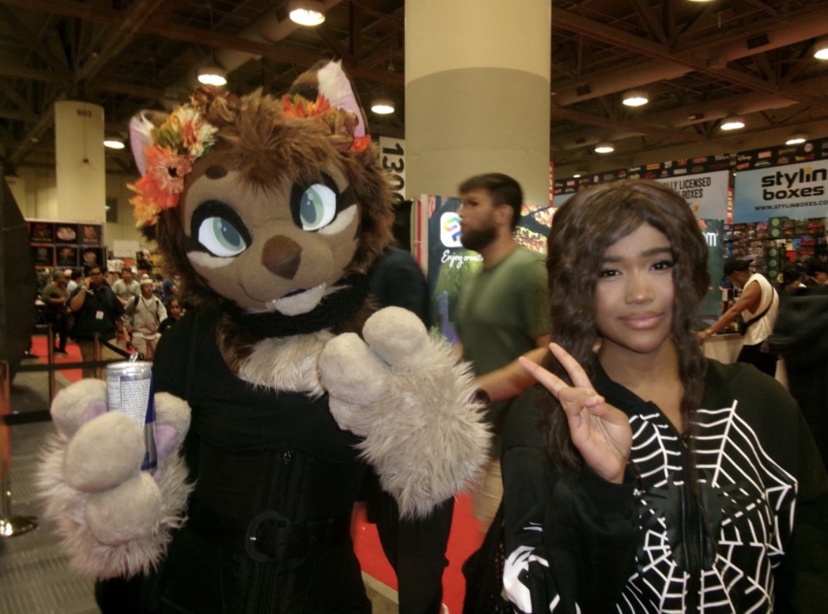 notrlyhungry's tweet photo. fanexpo sosososoo fun. #blasian #spiderman https://t.co/Gbbsra3QjZ