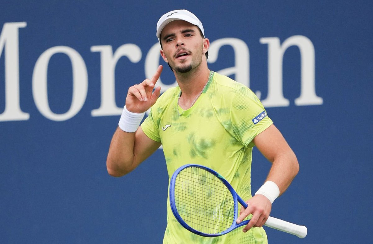 josemorgado's tweet photo. 23yo Jaime Faria d. Jenson Brooksby 6-3, 7-6(2), 4-6, 1-6, 6-2 to get his 1st career main draw win at the US Open.

Faria now won matches in ALL Majors (3rd ever Portuguese man to do it).

In 2026:
AusOpen R2
Roland Garros R3
Wimbledon R2
US Open R2*

Awaits Alcaraz or Safiullin https://t.co/h0gjLfy14V