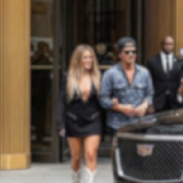 acervokarolg's tweet photo. Karol G y Bruno Mars fueron captados saliendo juntos de un hotel después de confirmar oficialmente su relación, según TMZ https://t.co/1UugdQZuPY