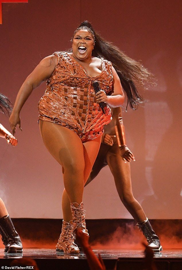 Bigdaddyvinz_'s tweet photo. Lizzo then vs Lizzo now…

She really transformed her body https://t.co/48XZhRqYY0