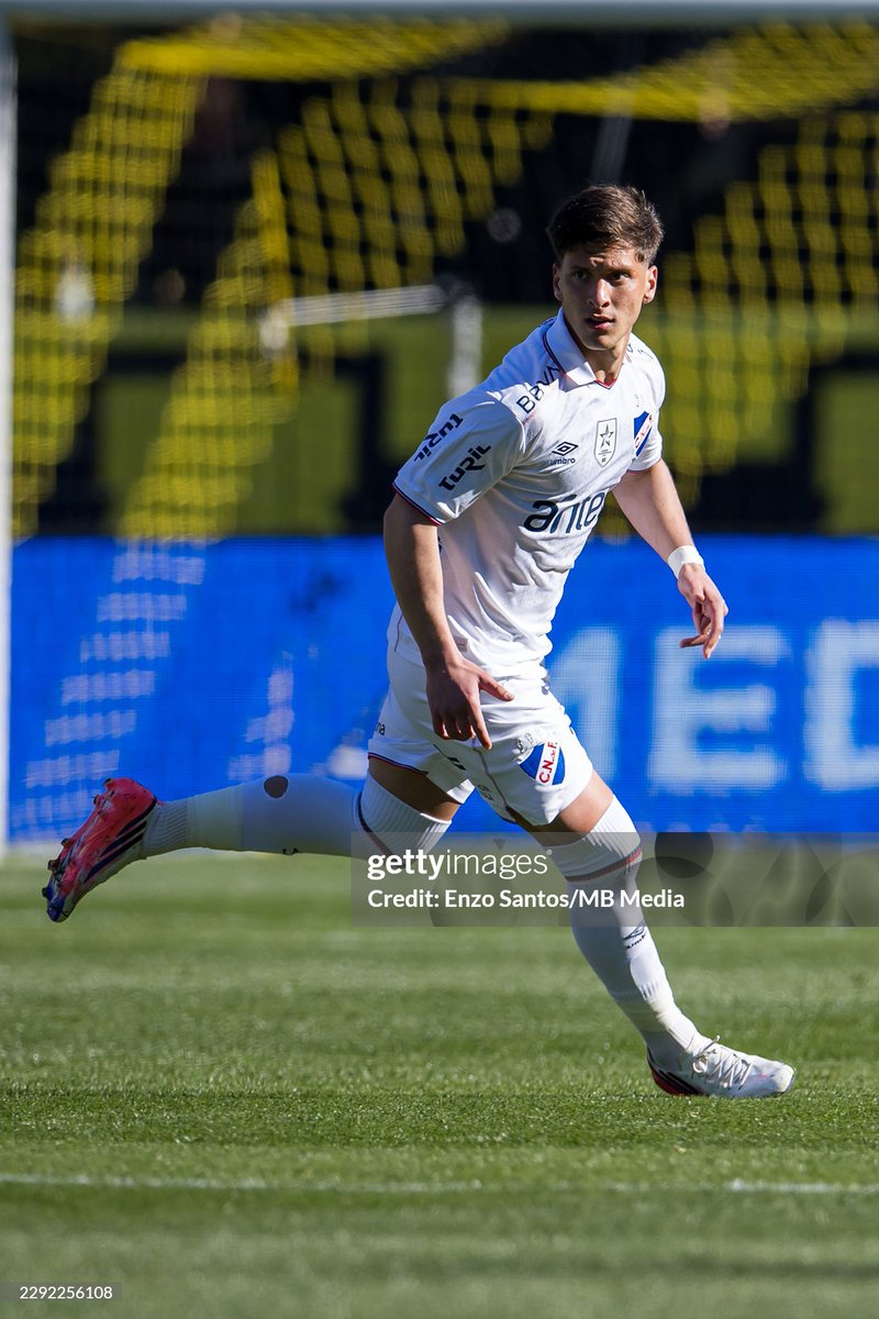 DeportivoGlobal's tweet photo. Cuando las cosas van mal, lo mas fácil de criticar son a los pibes, y este año que viene siendo muy malo de Nacional, a este chico lo querían retirar...

Hoy Tomás Viera con 20 años jugó un clásico espectacular. Le tocó bailar con la mas fea, marcar a Jaime y lo hizo tan bien que el extremo argentino fue cambiando de posición. Sólido, expeditivo, siempre bien parado, demostrando para quién lo conoce de juveniles sabe que clase de jugador es.

Hoy merece que lo destaquen, hay que cuidar a los pibes. Siempre se van a equivocar de eso se trata, pero hay que tener personalidad para levantarse.