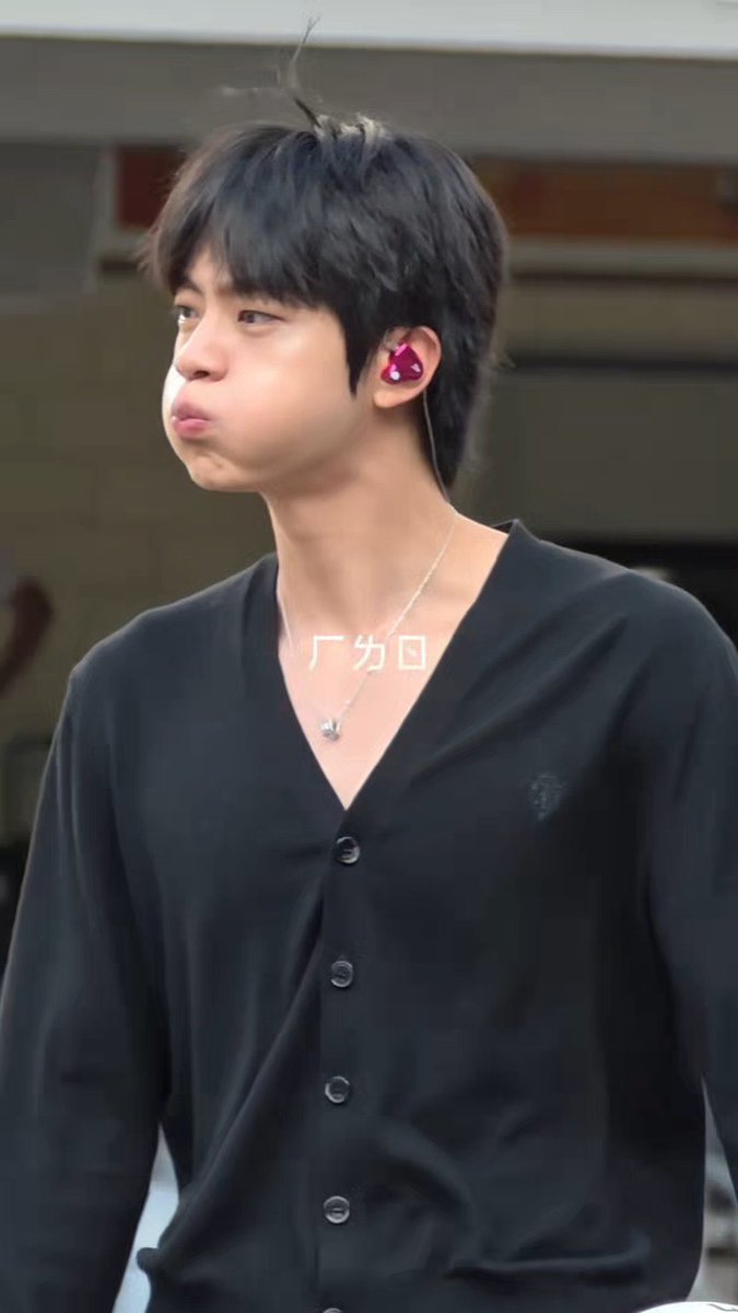 BtsYuka's tweet photo. ジンくん見て月曜日頑張ろ✊🏻
ジンくんLA着いてるんやね🥰
ファイティン✊🏻💜

#BTSJIN #Jin https://t.co/iZ8isV0HF8