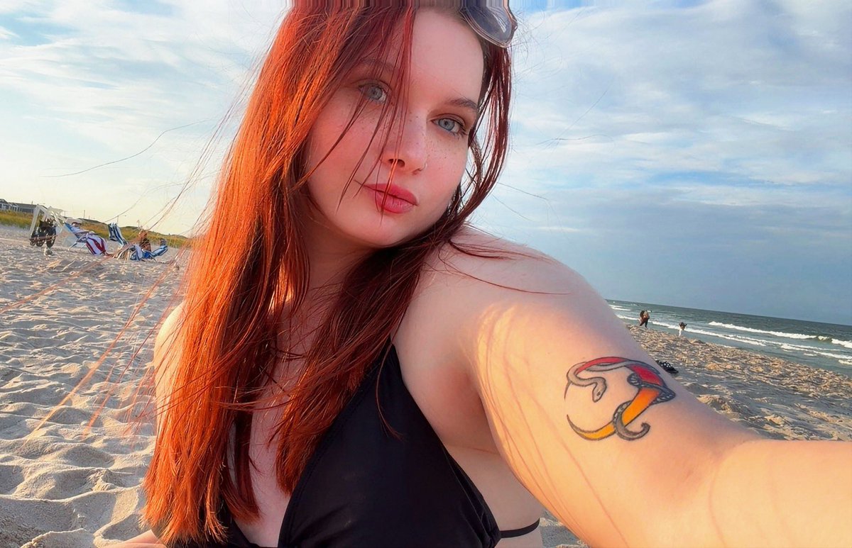aeonianexe's tweet photo. Lil beach day ☀️ (I could be playing Val rn) https://t.co/zRyQoG1Obr