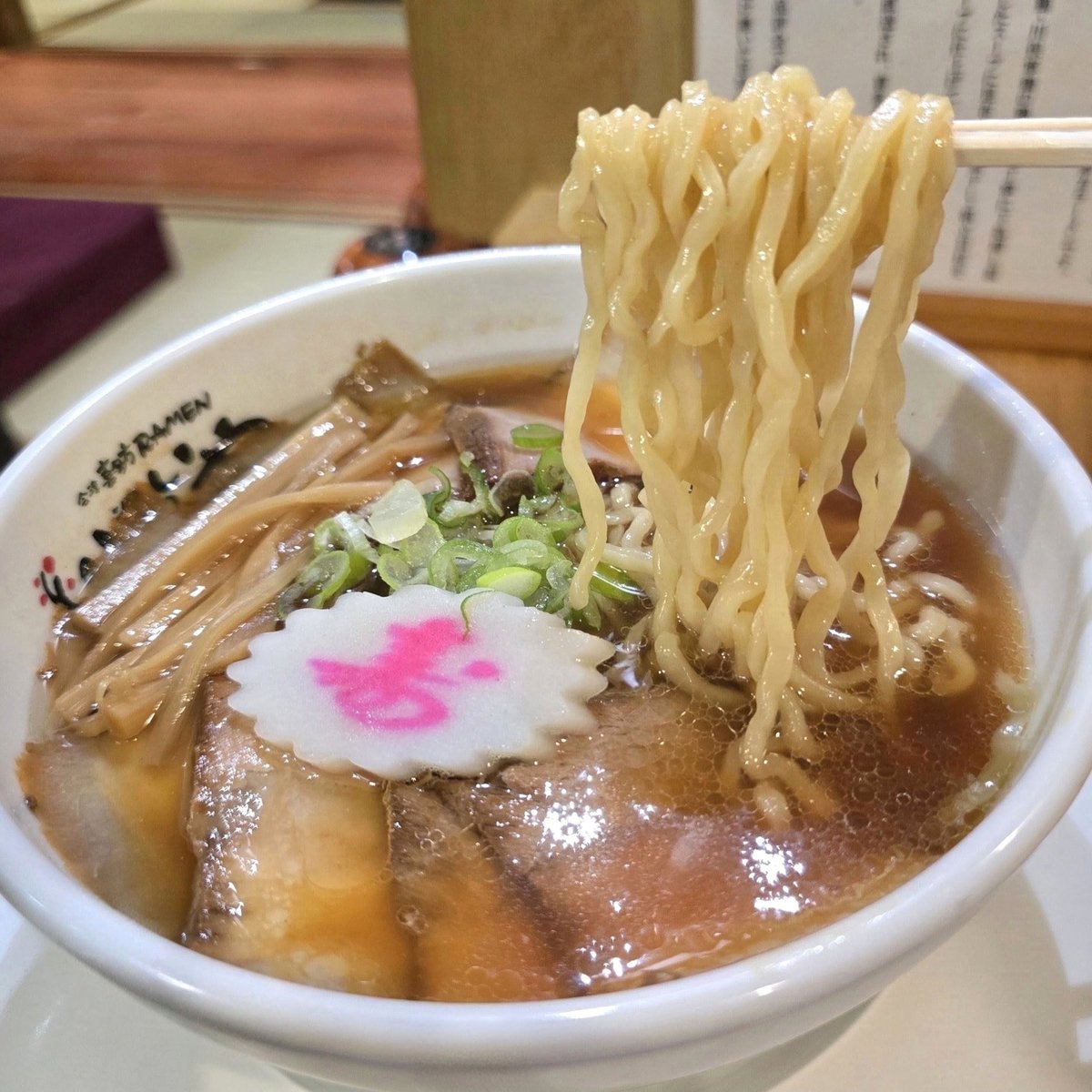 K46749975's tweet photo. 会津喜多方RAMEN 
二代目 いわいや@赤坂

◾会津出身店主が作る
本場の喜多方ラーメン🕺⤴

会津地鶏🐔川俣軍鶏に
煮干しや帆立の旨味
芳醇な香りと甘みある醤油
喜多方から直送 
曽我製麺のプリッもち麺も旨い🥳

🐖カリッとジューCな
ソースカツ丼も最高な〆丼🤭🩵
#いわいや https://t.co/gtDfogqBXW