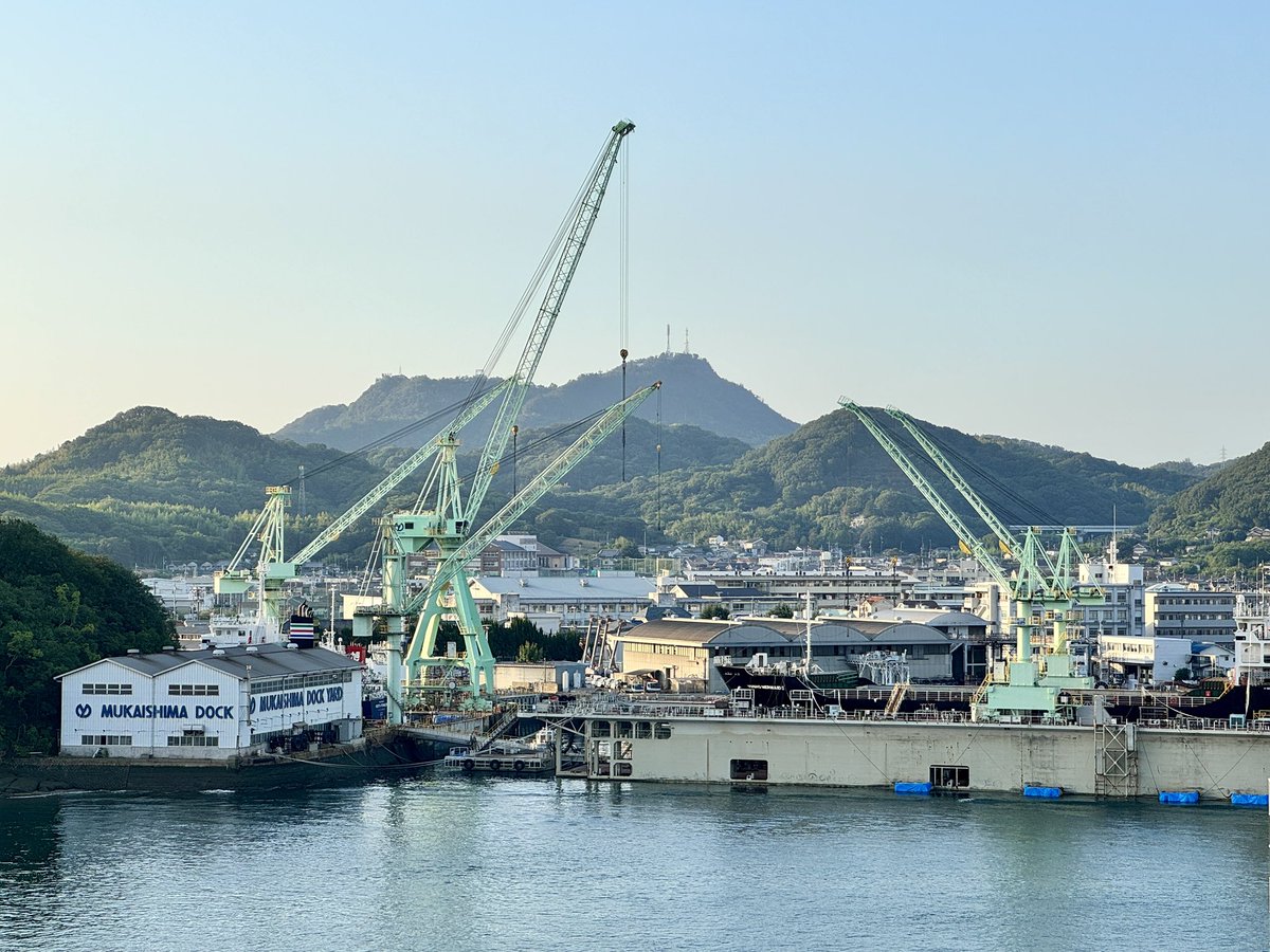bijutsu1's tweet photo. 【朝の尾道水道 Onomichi Channel in this morning】おはようございます。

本日、月曜の休館日です。よろしくお願いします。#尾道市立美術館 #日本遺産 #尾道水道 https://t.co/zgcljfXd93