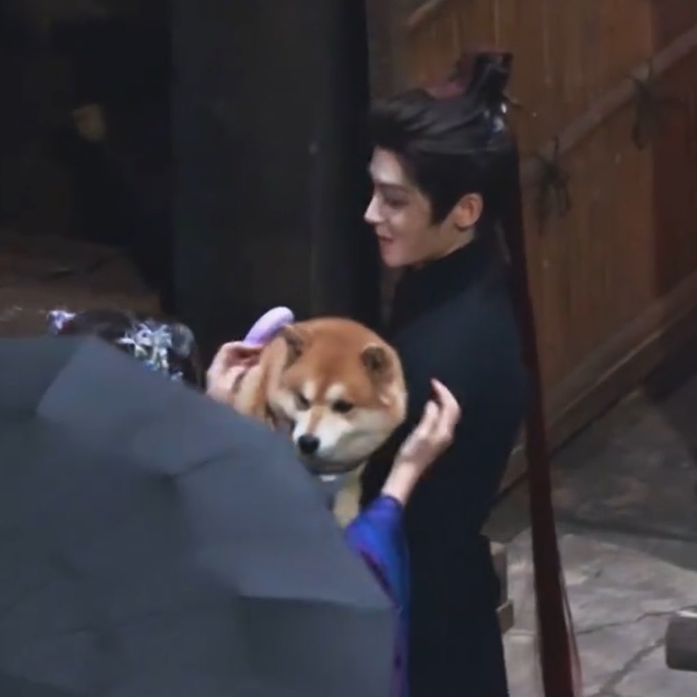 miaomiaomooo's tweet photo. เอ็นดูมากกก พิพระเอกพกหมามาด้วย น่าจะชื่อมังกี้นะ แล้วซินมานเติมน้องหมาเต็มถังมาก ของชอบหนิ ทั้งขยำ ทั้งลูบ ไม่อยากจะปล่อยเยย แต่ต้องเข้าฉากหนิ✌🏻 แล้วหมาฮีดูอยู่เป็นสุดสุด ยอมให้ลูบมาก ลูบได้เยยย สบายมาก555555 น่ารักๆๆๆ พ่อก็ดูปลื้มปริ่มด้วย ลูกผมน่าเอ็นดูเนาะ😚🐶 https://t.co/JI1qWkRmzE