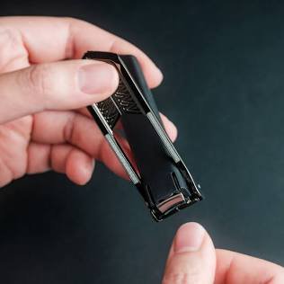 DesignSimples's tweet photo. Como reinventar um objeto que todos usam, mas ninguém presta atenção?
​O cortador de unhas Auger PrecisionLever prova que as ferramentas mais comuns merecem um bom design. Ele utiliza um mecanismo de alavanca rotativa que desloca o ponto de articulação para muito mais perto. https://t.co/oaO5wIFg5P