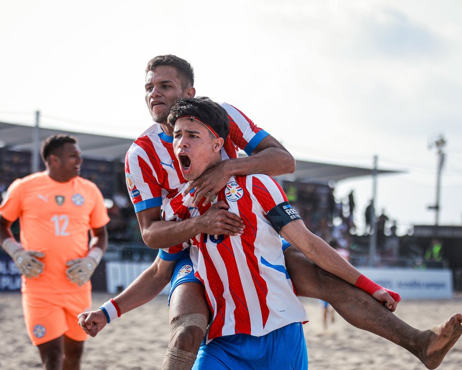 lospynandipy's tweet photo. ¡Los Pynandi son bicampeones!

La Albirroja venció a Brasil en la final 5-0 y conquista por segunda vez la CONMEBOL Sub 20 Fútbol Playa.

🔗 https://t.co/jKP4IBavEV
📸 @CONMEBOLtorneos 

#FamiliaPynandi 👣
#VamosParaguay 🇵🇾 https://t.co/yLKx4P34Lq