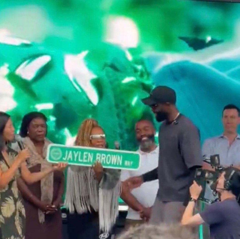 BallUpTopBrad's tweet photo. “Boston hated Jaylen Brown” https://t.co/ExDd8UqGTJ