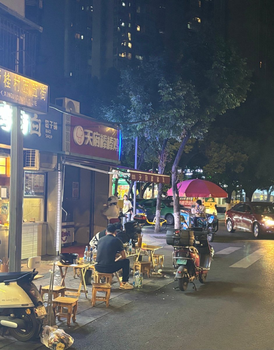 Basory1111's tweet photo. 刚和许久未见的老友蹲在路边撸串，碰杯时才发现，哪怕半年没见，一张嘴就能聊到天亮，这才是不用刻意维系的松弛感呀～ https://t.co/c01ZyiEWnF