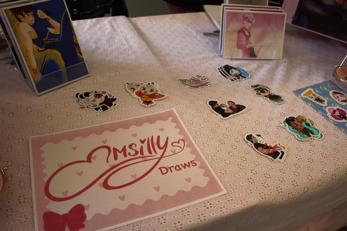 Emsilly44's tweet photo. First ever art table and it means the world! Thank you everyone who came out and supported my dream, I cant express how thankful I am to do this! Shoutout to @cleveland_fgc and CSU for allowing me this opportunity🤗 https://t.co/80ZH71oMuY