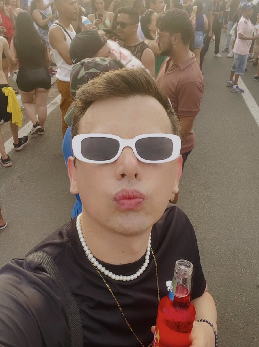BetraHigor71671's tweet photo. De biquinho na Parada do Orgulho LGBTQIAPN+ de Bauru!
E eu esqueci de postar essa foto, porque esse momento merece um registro, né!
❤️🏳️🌈🏳️⚧️ 💋✨
#paradadorgulholgbtqi #paradadadiversidadebauru #lgbts #maisamor #menospreconceito https://t.co/hqAm9LUBJ0