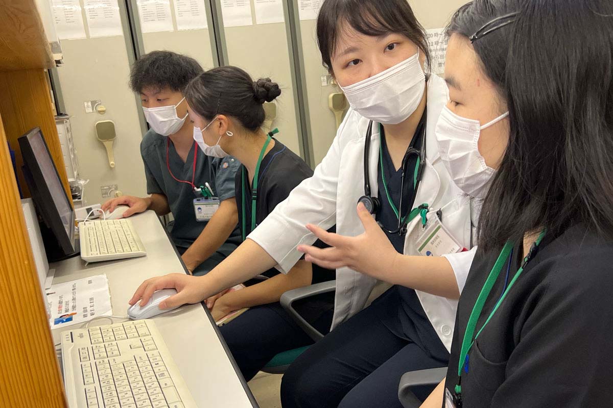 npo_TtF's tweet photo. 新潟県立中央病院の #医療体験 で生徒4人は「担当患者さんの幸せとは何か」を懸命に探りました。複数の慢性疾患を抱える方や、敗血症で感染源の特定が難航している方たちのベッドサイドに通い、主治医とともに多職種カンファレンスに参加。「自分に何ができるのか」を考え、行動する毎日です。 https://t.co/qmSwwDCE9K