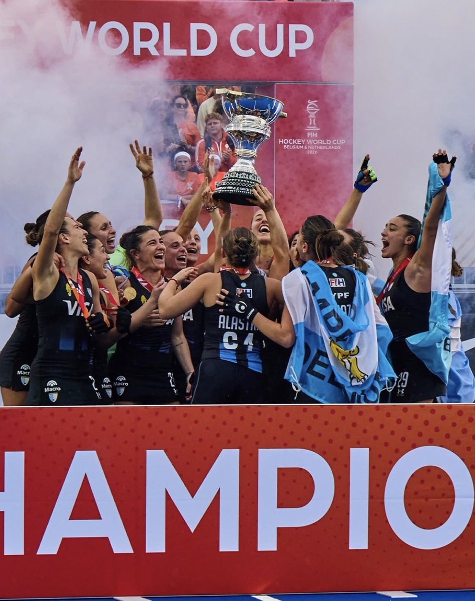 soldatadeportes's tweet photo. LAS LEONAS LLEGAN MAÑANA CON LA COPA A CASA 🏆🏑🥹

🦁 Majo Granatto confirmó a través de sus historias de Instagram que Las Leonas estarán llegando mañana al país.

✈️ 06:00 am
📍 Aeropuerto Internacional de Ezeiza

🇦🇷🏆 ¡A FESTEJAR CON LAS CAMPEONAS DEL MUNDO! 🦁⭐️⭐️⭐️

#LasLeonas #Argentina #Hockey #WorldChampions #HockeyFemenino #VamosArgentina #Leonas #ArgentinaHockey