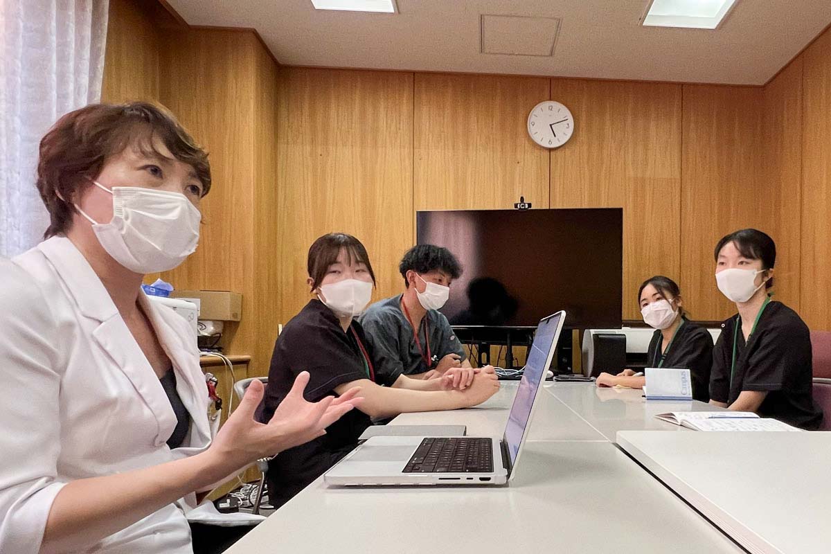 npo_TtF's tweet photo. 新潟 #医療体験 の目的は明快です。「医療はすごい」「医師はカッコいい」で終わらせず、患者様と話し、壁にぶつかり、「医療とはこういう営みなのでは？」と自分の言葉で語れるようになる──そのために病棟で看護師に疑問をぶつけ、夜の医局で医師にヒアリング。担当医も全力で生徒と議論しました！ https://t.co/2kfs6T5pF6