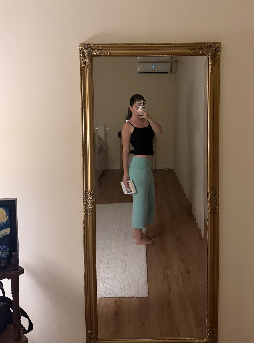 carrymeoutt's tweet photo. love these brandy melville capri pants https://t.co/38s3QUlNhT
