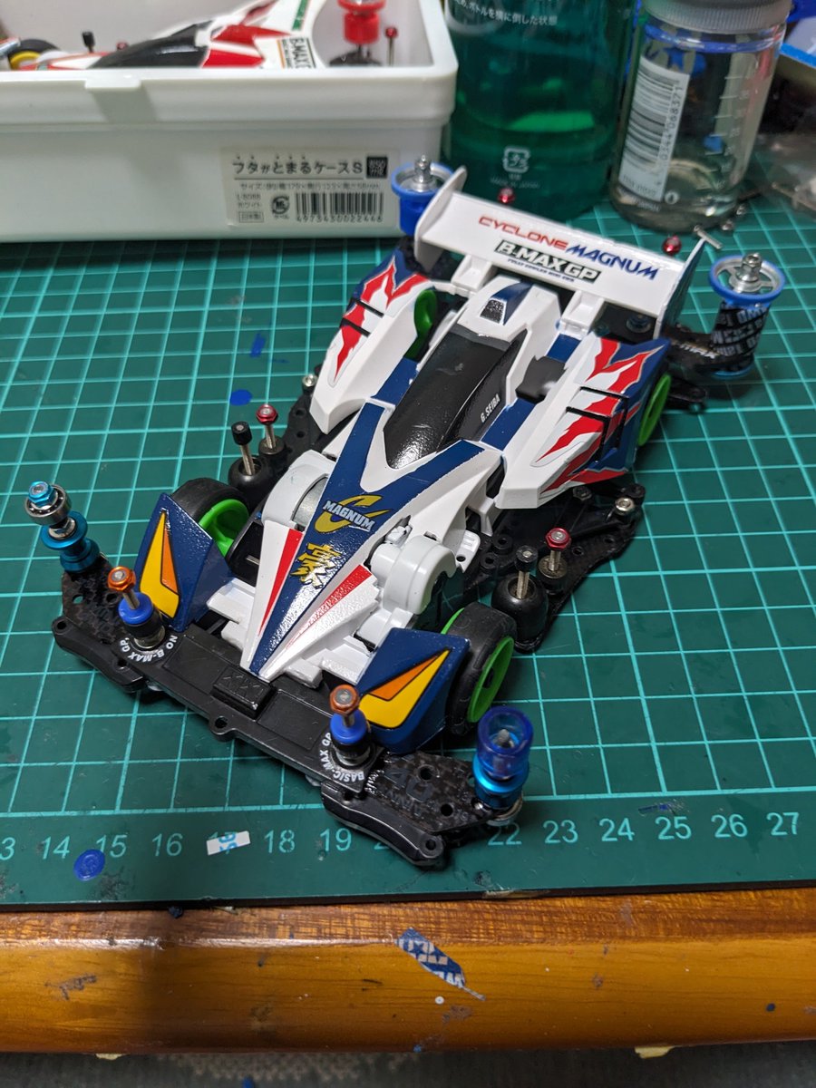 Xj78Ak's tweet photo. 現在の相棒マシンを作って1年たったのに気づいたので変化の流れを。この間にケイ・ホビーの閉店やHDBASEに拠点を変え新しい人達と出会って、人生初優勝出来たり色々なことがあった1年だったな😌#ミニ四駆 #BMAXGP #ストッククラス #NEXSTAGE https://t.co/ZiuK4Jf3LP