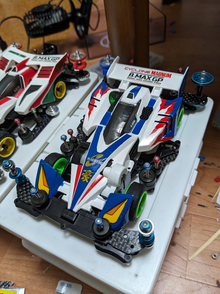 Xj78Ak's tweet photo. 現在の相棒マシンを作って1年たったのに気づいたので変化の流れを。この間にケイ・ホビーの閉店やHDBASEに拠点を変え新しい人達と出会って、人生初優勝出来たり色々なことがあった1年だったな😌#ミニ四駆 #BMAXGP #ストッククラス #NEXSTAGE https://t.co/ZiuK4Jf3LP