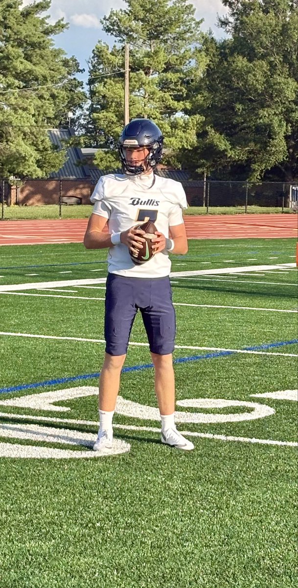 tdhald's tweet photo. 🚨Sunday Spotlight🏈🚨
#WhyNP
Saw @B1aden_nyce earlier this week & he was looking sharp at QB
Throwing 🎯 , 👀 the field well & can make plays w/ his 🏃🏻
He followed that up with 2TD passes in Bullis win this weekend-expect a strong Jr year from him
@skylersprings @NPCoachZim https://t.co/iJyoosiIo7