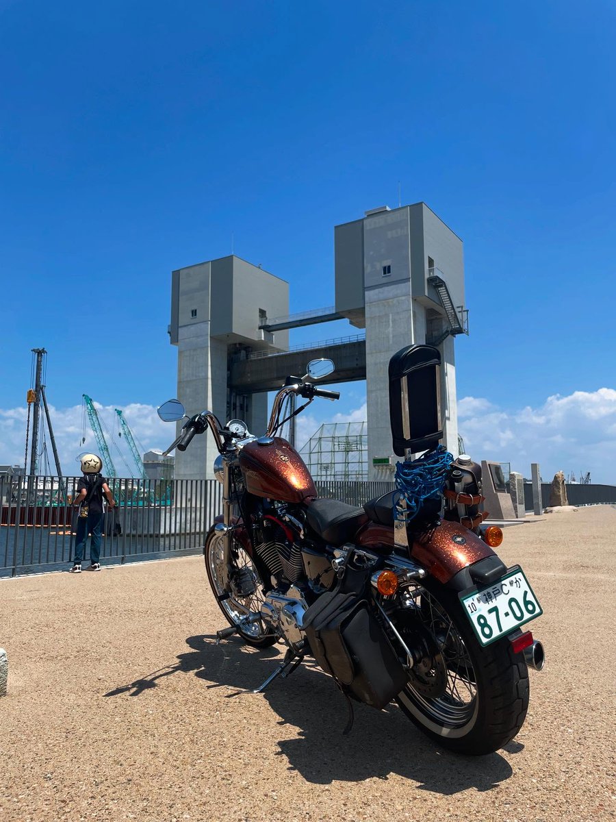 wilsonstephen25's tweet photo. Beside the Imazu Lighthouse, there’s this thing that looks like it lifts boats, so I took a photo. What is it for? Is it for lifting boats or reducing waves? Does it really need to be here, lol? https://t.co/dvwdKl80tb