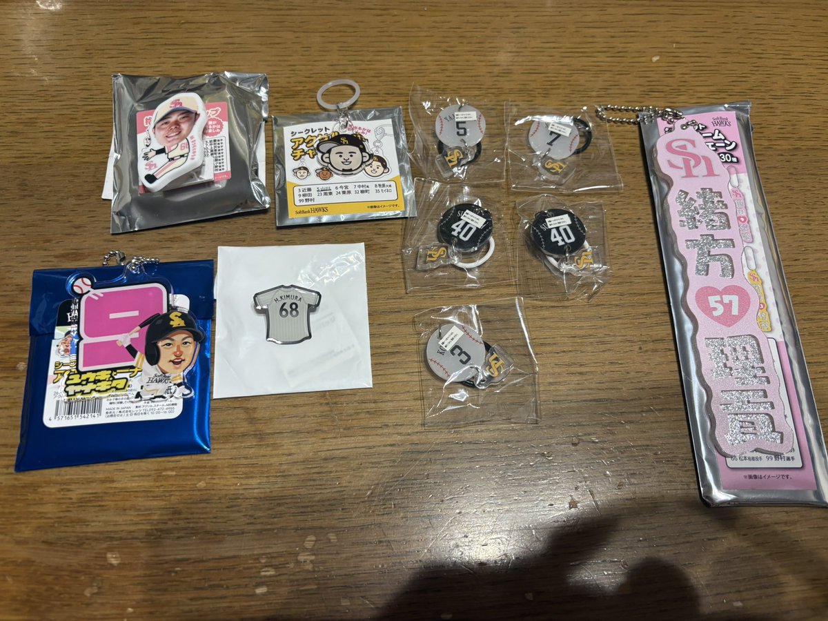 _rk_07_'s tweet photo. 若鷹ガチャ

譲:画像

求:同異種23 00 ＞3 19 35 もしくは買取

まとめてですと幸いです🙂‍↕️⟡.·

大阪梅田にて手渡しもしくは郵送でのお取引
お気軽にお声掛けください🙇🏻‍♀️

#若鷹ガチャ https://t.co/gZlMQEVIy5