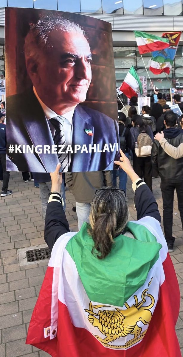 Rugiada1979's tweet photo. سرمون بلند دلامون قوی 
زنده و جاوید باد سلسله پهلوی 

بچه های پادشاهی خواه یک طوفان توییتری با دو هشتگ #KingRezaPahlavi‌ 
#LionSunRis 
راه انداختن لطفا با کوت و منشن کردن، همراهی کنید که بالا بیان. 
✌️👑 https://t.co/XFDGNePQAn