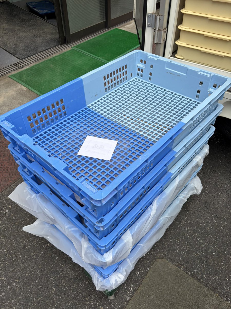KINGSTA1334460's tweet photo. おはようございます☁️
月曜日、新しい一週間のスタート。
荷物を運ぶ時、
段差や曲がり角でズレてしまうことがあります。
そこでバンドで支えて、ズレにくくする。
ほんのひと手間ですが、こういう工夫が荷物を守る。
今週も一つひとつ丁寧に🚚📦
#KINGSTA #軽貨物 #配送 #物流 #配送品質 https://t.co/yk72h0W5mR