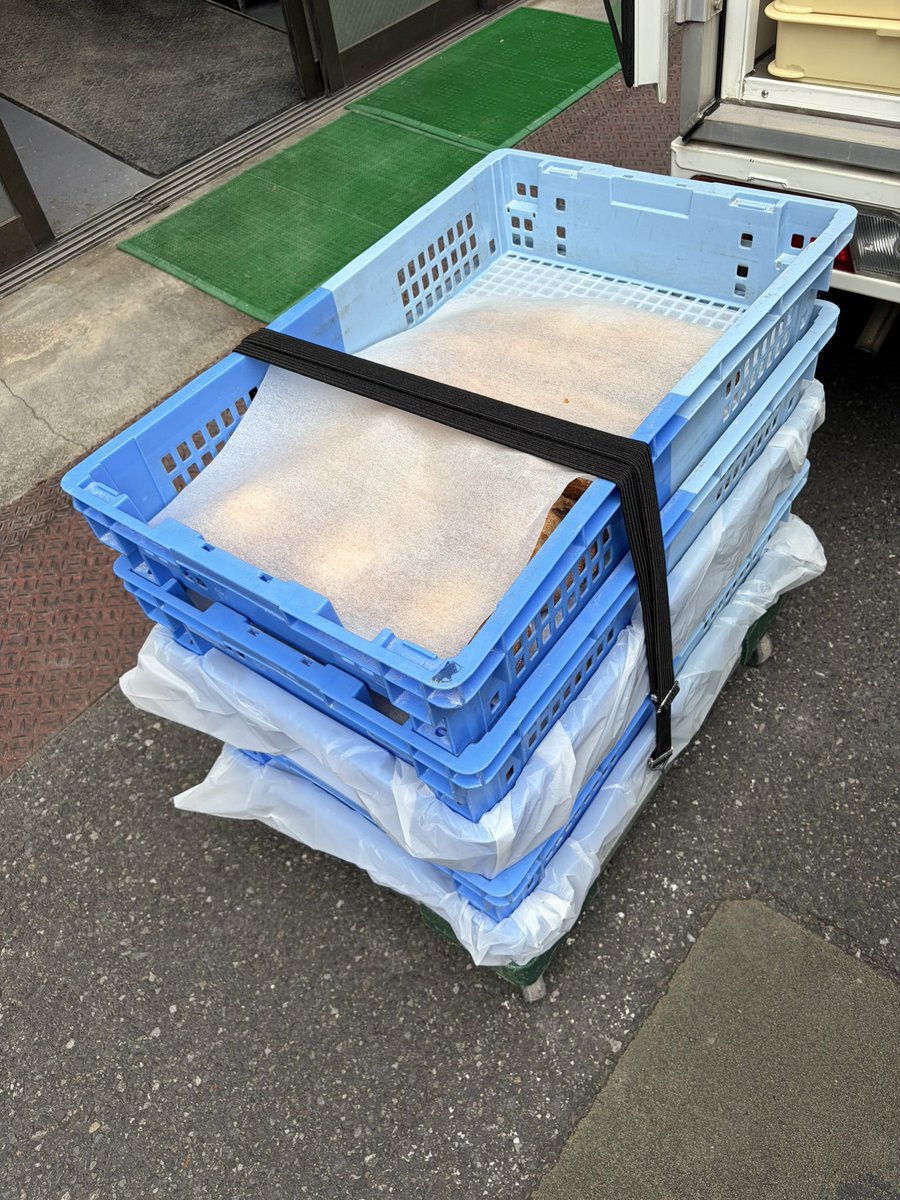 KINGSTA1334460's tweet photo. おはようございます☁️
月曜日、新しい一週間のスタート。
荷物を運ぶ時、
段差や曲がり角でズレてしまうことがあります。
そこでバンドで支えて、ズレにくくする。
ほんのひと手間ですが、こういう工夫が荷物を守る。
今週も一つひとつ丁寧に🚚📦
#KINGSTA #軽貨物 #配送 #物流 #配送品質 https://t.co/yk72h0W5mR