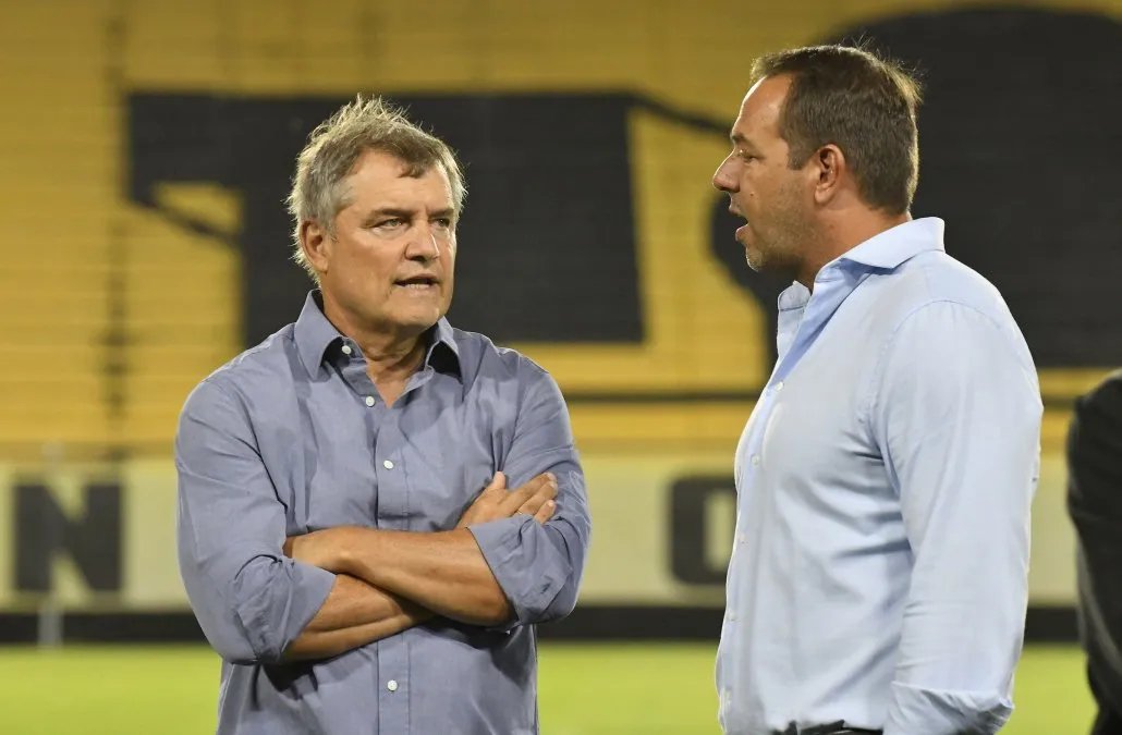 padreydecanocom's tweet photo. Estadística clásica negativa para el director técnico y el presidente de Peñarol.

Diego Aguirre dirigió 15 clásicos desde su vuelta en 2023: ganó 2, empató 7 y perdió 6.

Bajo la gestión de Ignacio Ruglio, Peñarol disputó 27: ganó 6, empató 12 y perdió 9.

Números que señalan una materia pendiente para ambos.