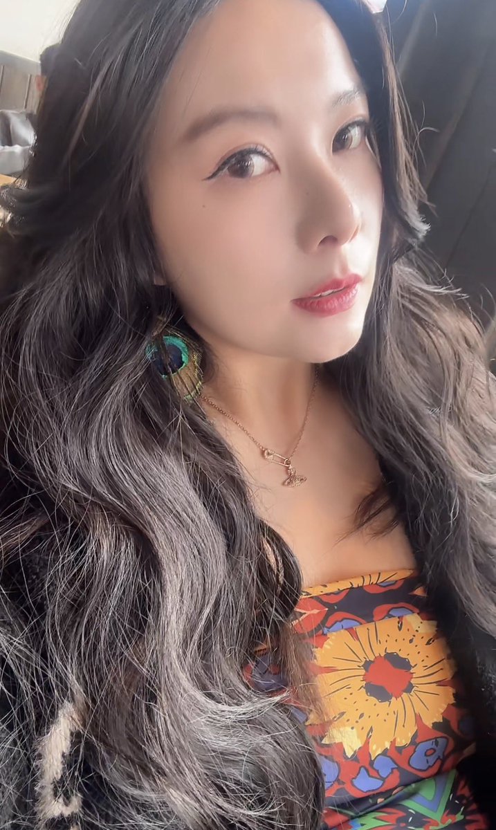 Nvwang1906's tweet photo. 如果一个人一辈子一定要去一趟某个地方，我觉得是丽江。
随便进去哪个小店，不用刻意挑选，在不起眼的角落里坐下，喝茶喝咖啡都可以，剩下的发呆时间，就是你想要的生活。 https://t.co/60PE0Ejesh