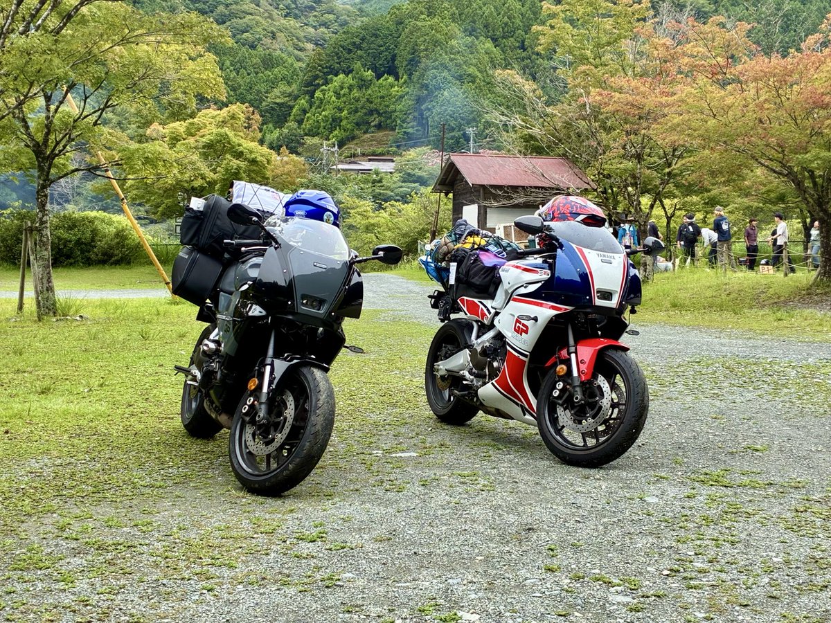 SKAHAY's tweet photo. 土日は YSP横浜戸塚のキャンプツーリングに参加。
夜はずっと☔️で30年ぶりに封印を解いたテントは若干雨漏り😅

初めて一晩中雨ざらしに晒されたバイクは帰り道でスマートモニターがお亡くなりになりました。

でも楽しかったから🙆🏻‍♂️ https://t.co/5mhn24yWfp