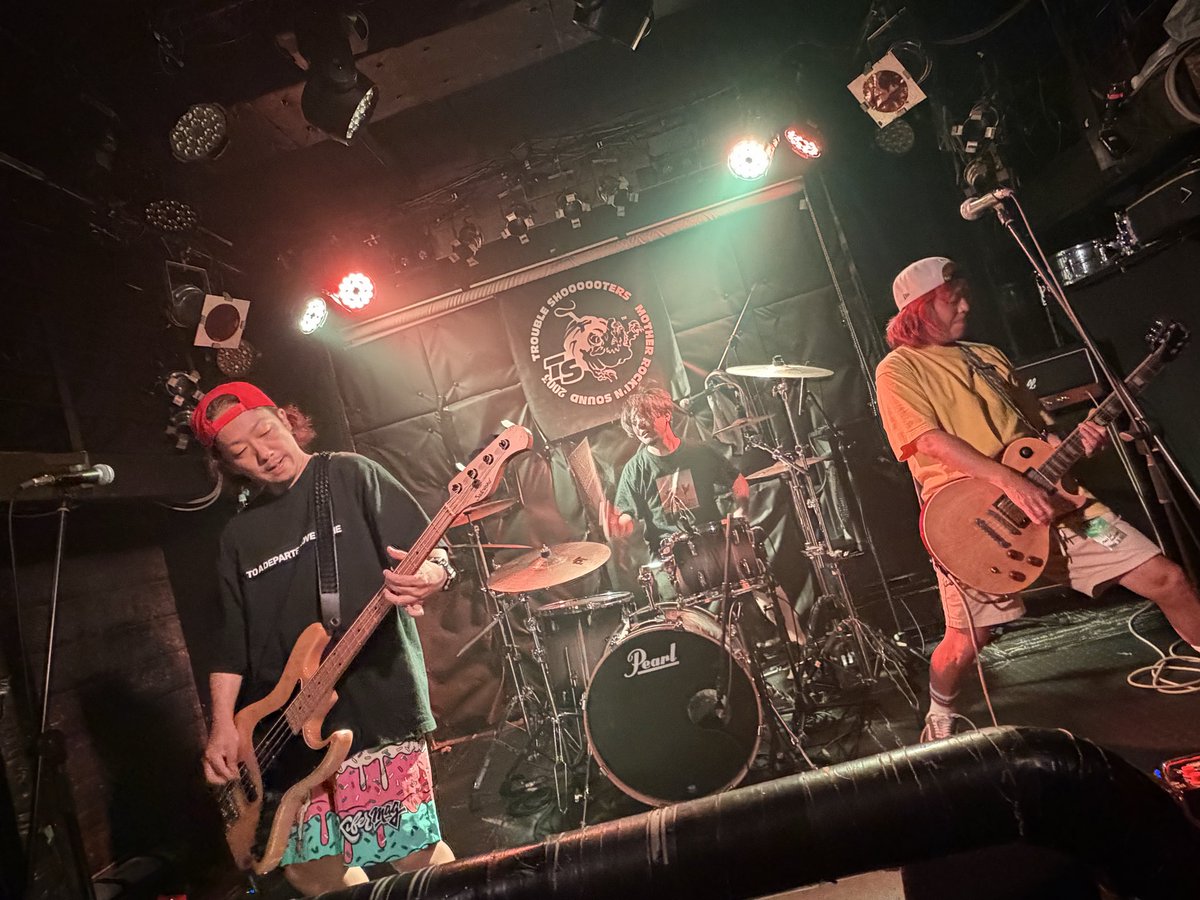 11maruokiku039y's tweet photo. wait for sunlight🎶高円寺公演✨力強い演奏胸に来るものがありました🥹パインさん🍍もきっと見てた気がします🎸🥁
wait10周年ライブ💚両国finalではきっといつもの様にステージの端で座って見てるのかな。
昨日は阿波踊り祭りもあって賑やかな高円寺でした😊
#waitforsunlight
#sunlightrecords https://t.co/qQGLNIfRfh