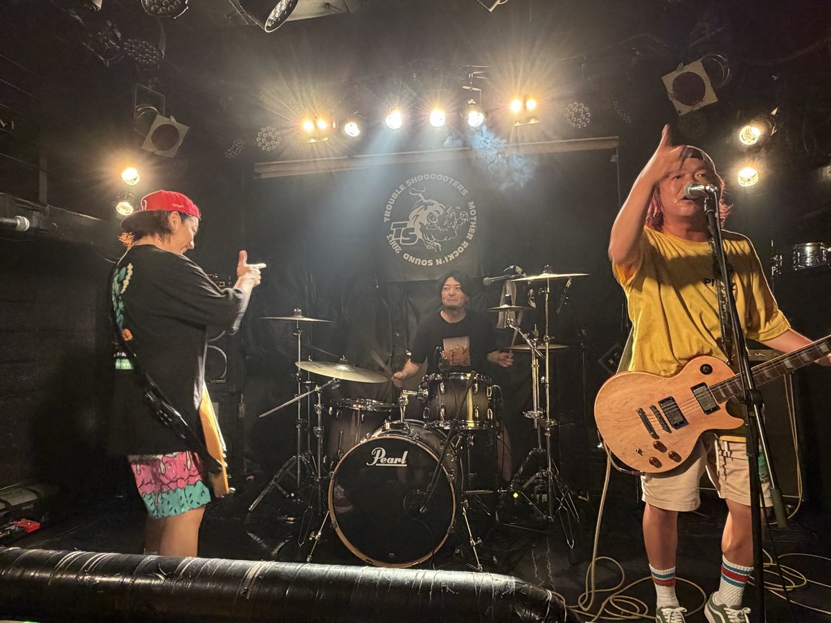 11maruokiku039y's tweet photo. wait for sunlight🎶高円寺公演✨力強い演奏胸に来るものがありました🥹パインさん🍍もきっと見てた気がします🎸🥁
wait10周年ライブ💚両国finalではきっといつもの様にステージの端で座って見てるのかな。
昨日は阿波踊り祭りもあって賑やかな高円寺でした😊
#waitforsunlight
#sunlightrecords https://t.co/qQGLNIfRfh