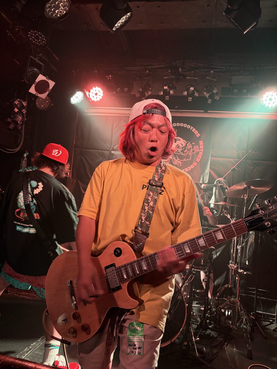 11maruokiku039y's tweet photo. wait for sunlight🎶高円寺公演✨力強い演奏胸に来るものがありました🥹パインさん🍍もきっと見てた気がします🎸🥁
wait10周年ライブ💚両国finalではきっといつもの様にステージの端で座って見てるのかな。
昨日は阿波踊り祭りもあって賑やかな高円寺でした😊
#waitforsunlight
#sunlightrecords https://t.co/qQGLNIfRfh