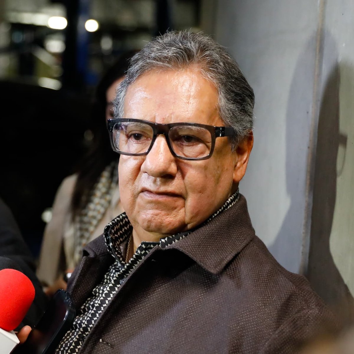 elalbertomedina's tweet photo. 🚨 PLEITO EN #MORENA | Morena elige a Higinio Martínez como presidente del Senado; Noroña "rompe el consenso" y cuestiona su designación.

Tras la decisión del grupo parlamentario de Morena de designar a @higinio_mtz como nuevo presidente del @senadomexicano, @fernandeznorona publicó en sus redes una carta con el mensaje "rompo la unanimidad del silencio".

En el documento, Noroña indicó que, si bien no pudo acudir a la sesión por el retiro de su yeso y el dolor que presenta, reclamó que no hubiera una "elección libre".

"Considero que hubiese sido sano un proceso de elección libre. Porque el propio proceso, sin ser maniqueo, planteaba dos maneras de hacer política y de ver la coyuntura, y la definición en las urnas expresaría muy claro el camino nuestro".

"No soy parte de ese acuerdo y conscientemente rechazo serlo. Ahora, ya no tengo aspiración alguna dentro del Senado".