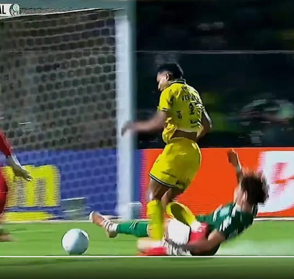 delaurentiis_br's tweet photo. 1ª imagem: Momento em que o atacante é tocado e derrubado 
2ª imagem: Momento que o palmeirense toca a bola.

Isso é pênalti. O árbitro deu.
O VAR, aquele mesmo do SPFC x Palmeiras ano passado, chamou pra tirar.

Inacreditável.
#Varmeiras #ArbitragemPorca https://t.co/vNx0CDKzWc